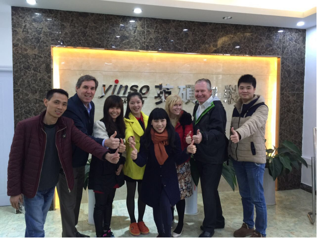 英硕包装员工与美国客户合影留恋 英硕包装员工与美国客户合影留恋