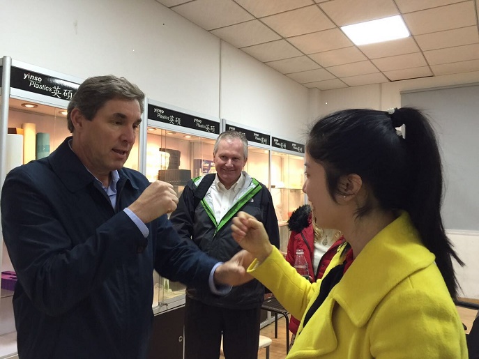 与美国防静电托盘客户击掌为证 与美国防静电托盘客户击掌为证